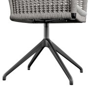 Achterkant van een fauteuil met gevlochten zitting en een modern metalen frame
