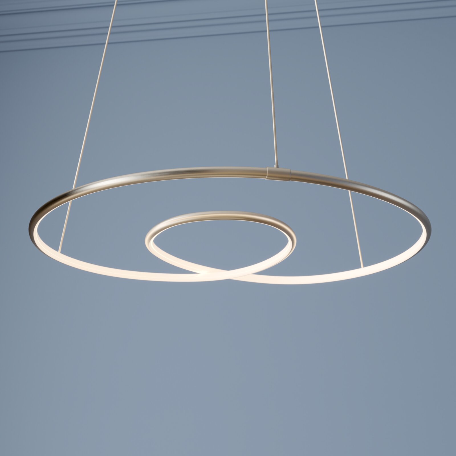 Moderne LED-ringhanglamp van geborsteld metaal met twee verlichte ringen, opgehangen aan dunne kabels, gezien van onderaf tegen een blauwe achtergrond