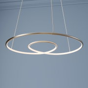 Moderne LED-ringhanglamp van geborsteld metaal met twee verlichte ringen, opgehangen aan dunne kabels, gezien van onderaf tegen een blauwe achtergrond