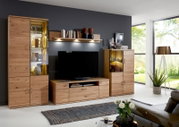 Moderne Wandkombination aus Holz mit Vitrinen und TV-Schrank, seitliche Perspektive