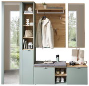 Garderoben-Set in modernem Design mit grünlichen Schränken, Holzdetails und Sitzbank, aus der Frontalperspektive fotografiert.