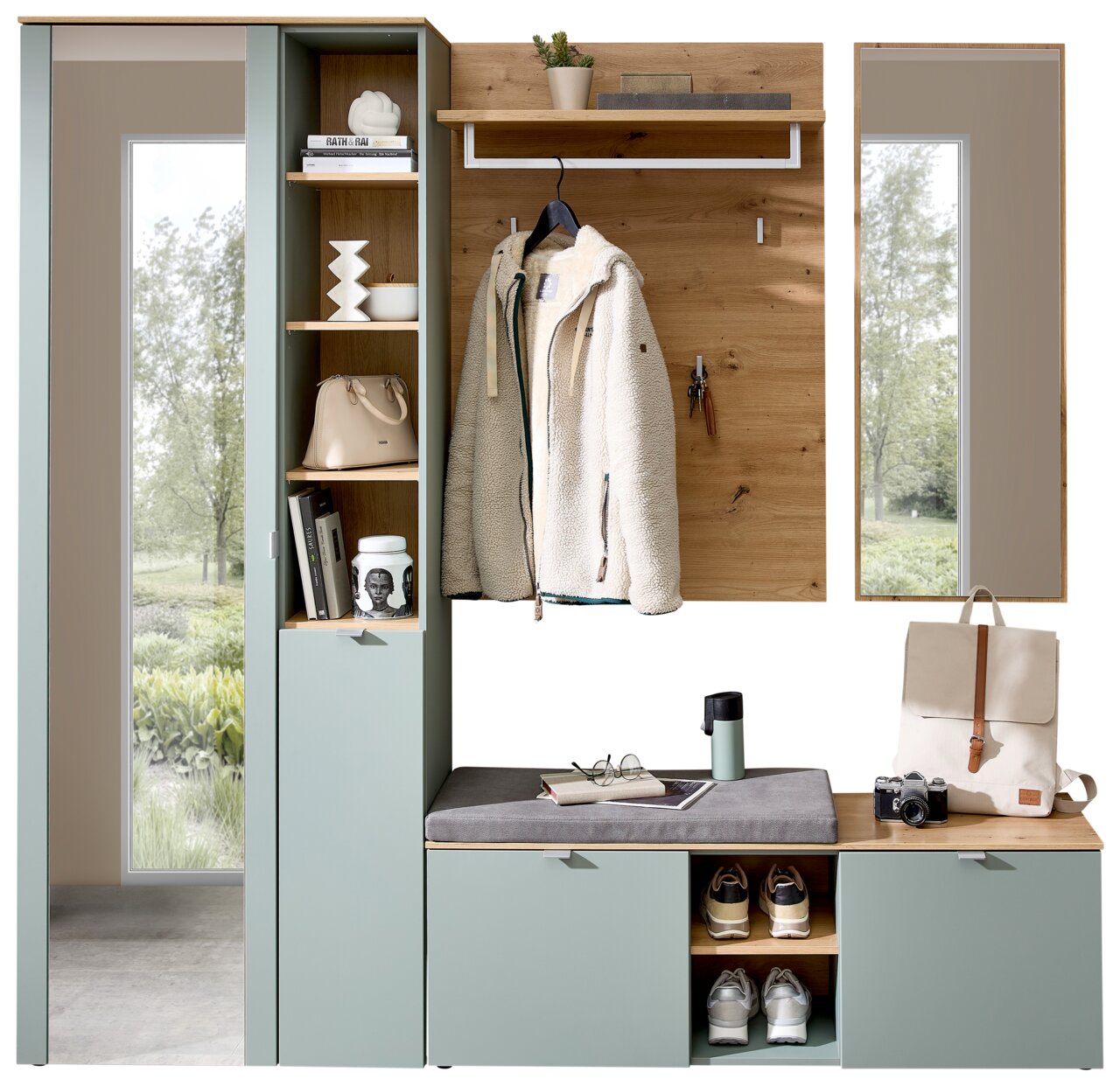 Garderoben-Set in modernem Design mit grünlichen Schränken, Holzdetails und Sitzbank, aus der Frontalperspektive fotografiert.