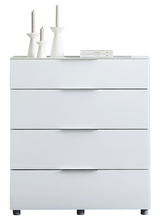 Weiße Schubkastenkommode mit vier Schubladen, dekoriert mit weißen Kerzenhaltern und Büchern, frontal betrachtet.