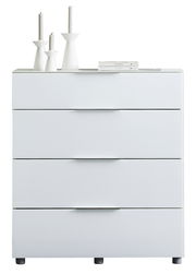 Weiße Schubkastenkommode mit vier Schubladen, dekoriert mit weißen Kerzenhaltern und Büchern, frontal betrachtet.