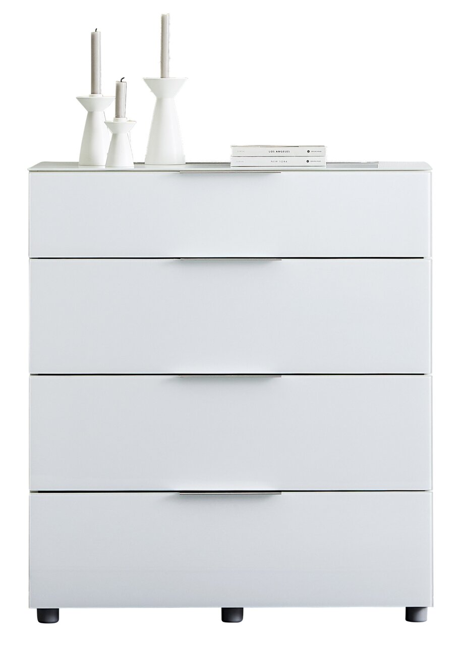 Weiße Schubkastenkommode mit vier Schubladen, dekoriert mit weißen Kerzenhaltern und Büchern, frontal betrachtet.