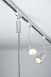 Silbernes Basispendel an einer Deckenleiste mit zwei LED-Lampen, seitliche Perspektive