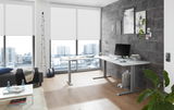 Moderner E-Eckschreibtisch in einem stilvollen Büro mit Blick auf die Stadt, seitliche Perspektive.