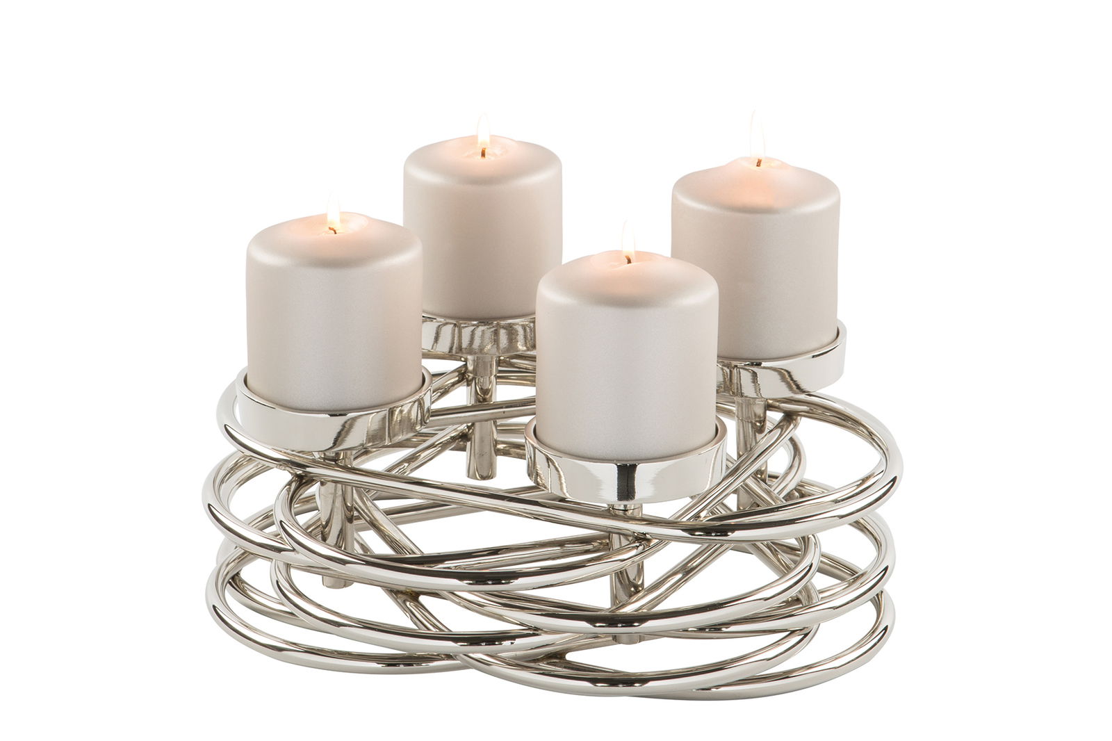 Fink Dekokranz Duplex Ø35cm 4-flg. Moderner, silberner Kerzenhalter mit vier brennenden Kerzen, aus einer leicht erhöhten Perspektive fotografiert.