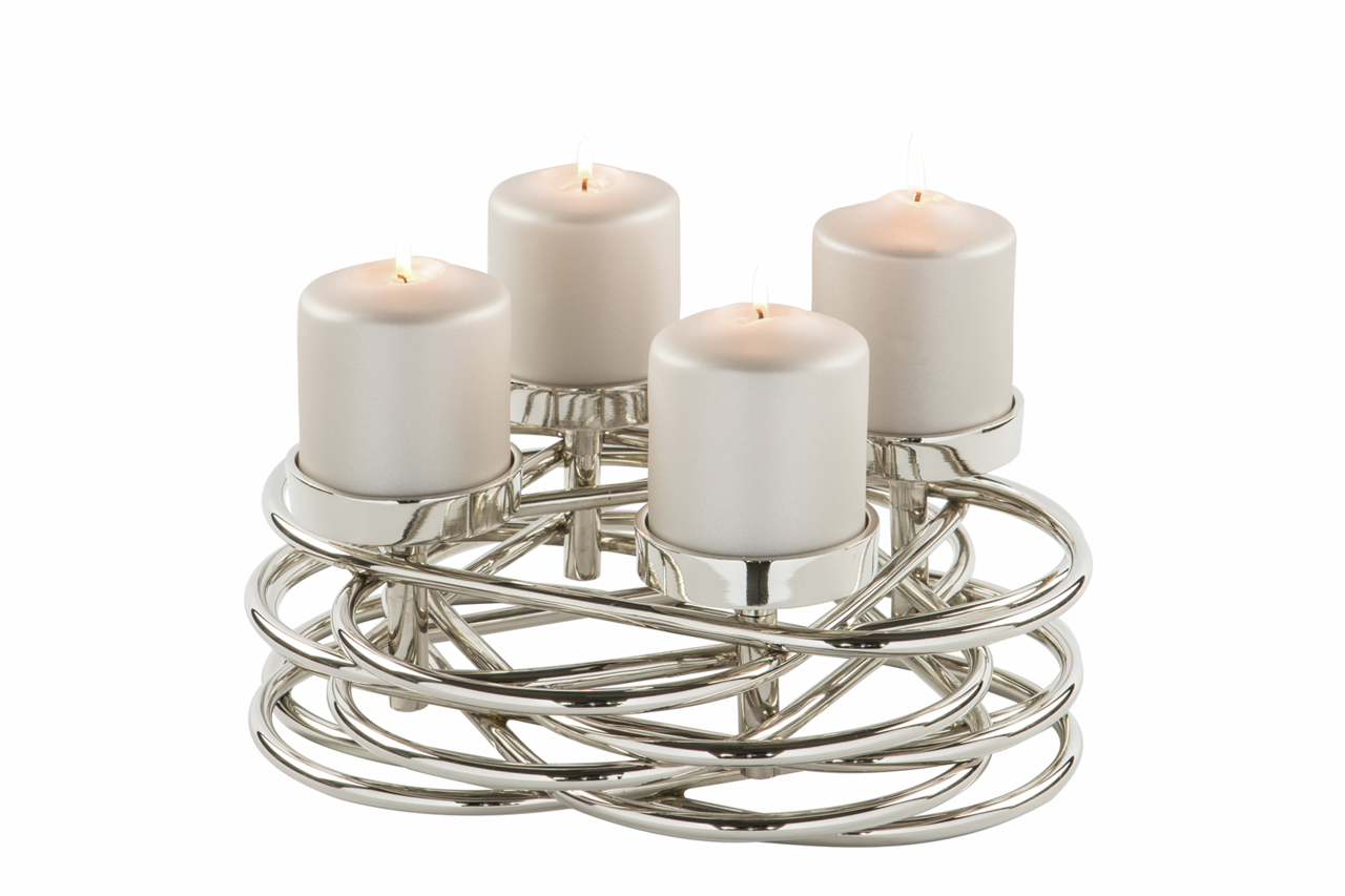 Moderner, silberner Kerzenhalter mit vier brennenden Kerzen, aus einer leicht erhöhten Perspektive fotografiert.