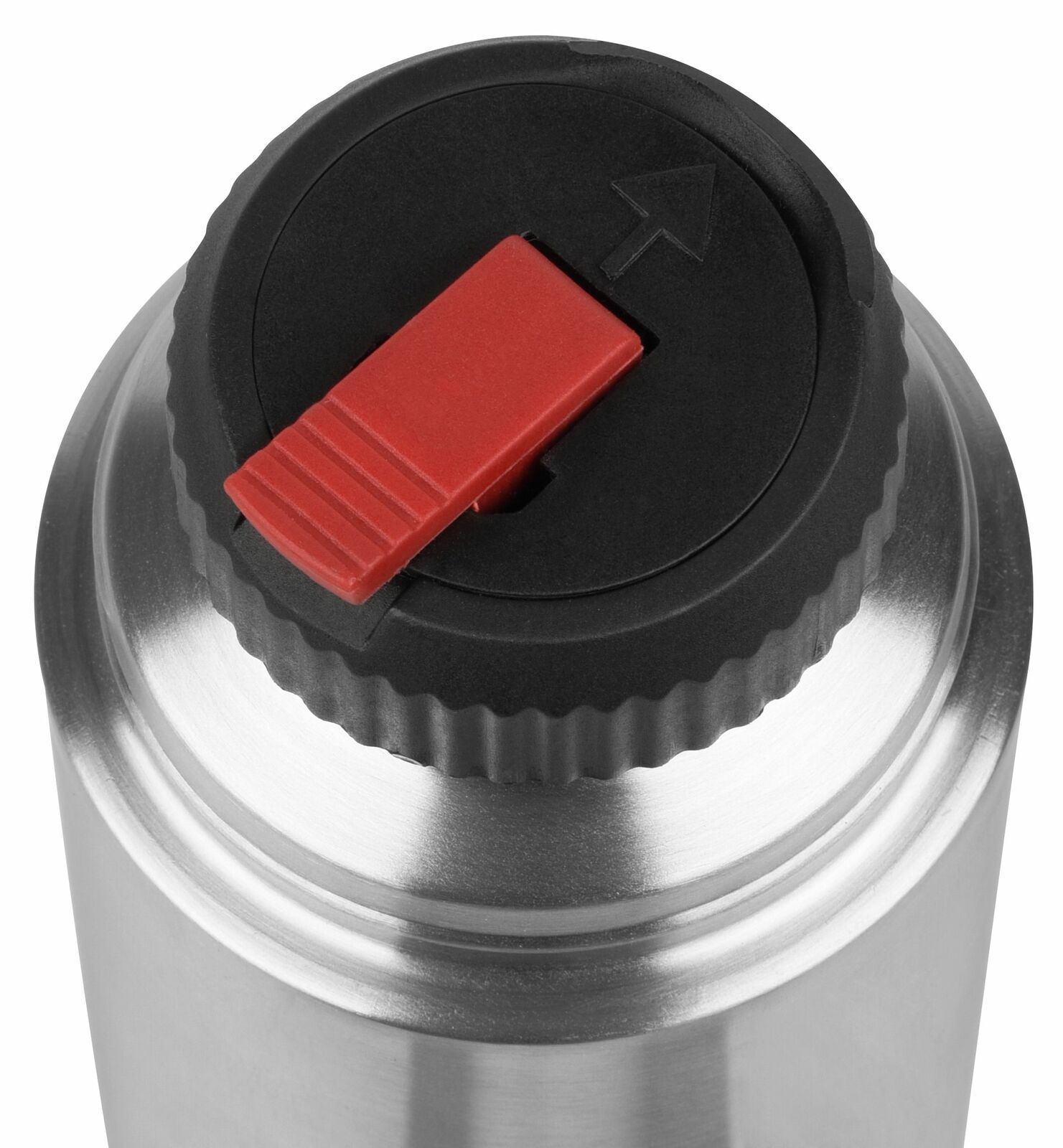 Nahaufnahme des Deckels einer Emsa Isolierflasche 0,7 L SENATOR mit rotem Druckknopf und Pfeil, von oben betrachtet.