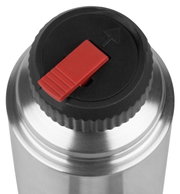 Close-up van het deksel van een Emsa-thermosfles 0,7 l SENATOR met rode drukknop en pijl, gezien van bovenaf.