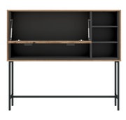 Moderner Barschrank aus Holz mit schwarzem Innenraum und Metallgestell, frontale Ansicht
