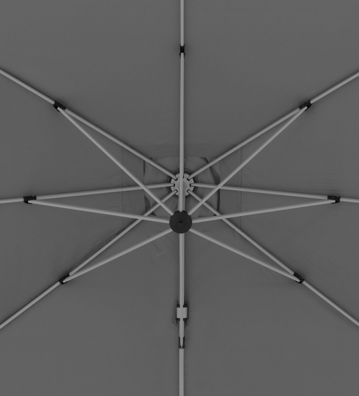 Ansicht von unten auf die Struktur eines grauen Pendelschirms mit Metallstreben.