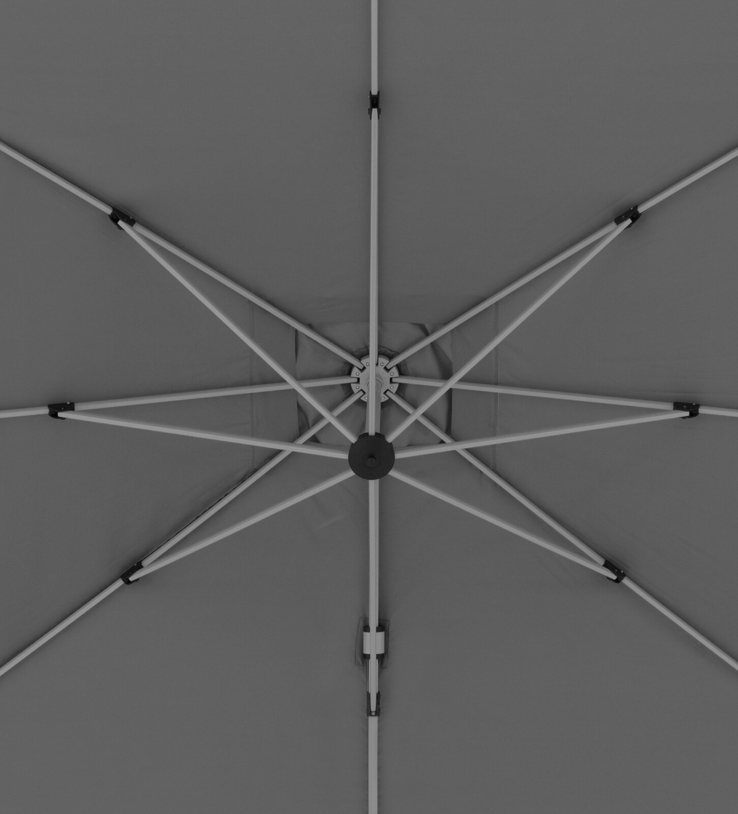 Ansicht von unten auf die Struktur eines grauen Pendelschirms mit Metallstreben.