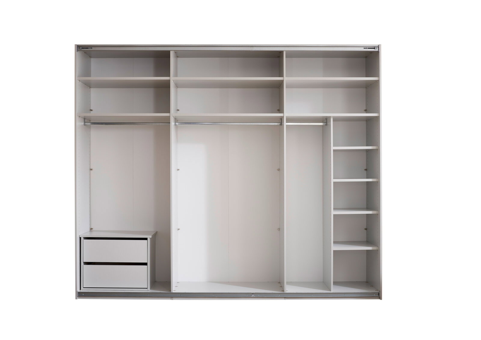 Offener weißer Kleiderschrank mit Regalböden, zwei Kleiderstangen, Schubladenmodul links und schmalem Regalfach rechts, Frontansicht