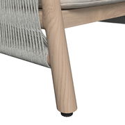 Nahaufnahme eines Holzbeins mit geflochtenem Seil an einer Loungegarnitur, seitliche Perspektive