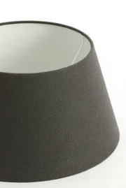 Grauer Lampenschirm in Trommelform, seitliche Perspektive