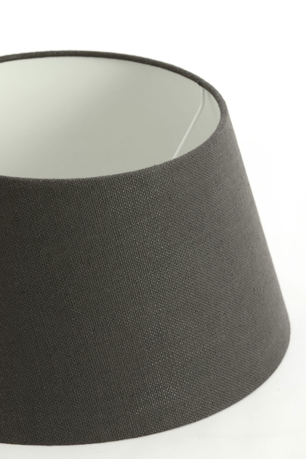 Grauer Lampenschirm in Trommelform, seitliche Perspektive