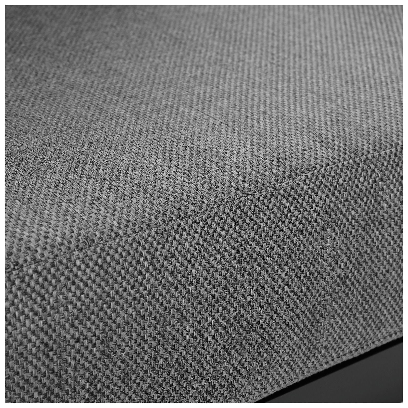 Nahaufnahme eines grauen Stoffbezugs eines Loungesessels, perspektivisch von oben betrachtet.