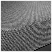 Nahaufnahme eines grauen Stoffbezugs eines Loungesessels, perspektivisch von oben betrachtet.