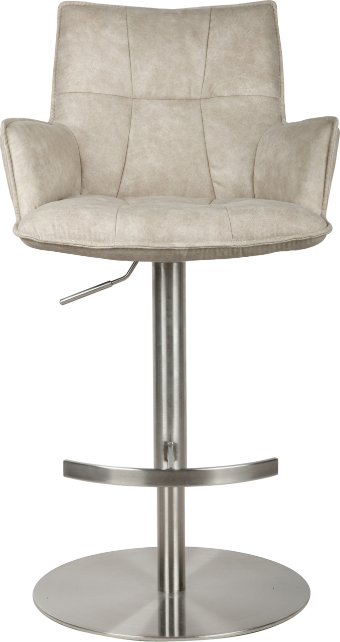 Beiger, gepolsterter Barhocker mit Armlehnen und Steppnähten, höhenverstellbar mit Edelstahl-Säule, Fußstütze und runder Bodenplatte, frontal von vorne freigestellt auf weißem Hintergrund