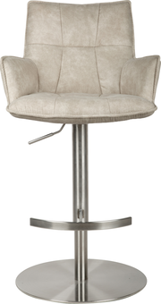 Beiger, gepolsterter Barhocker mit Armlehnen und Steppnähten, höhenverstellbar mit Edelstahl-Säule, Fußstütze und runder Bodenplatte, frontal von vorne freigestellt auf weißem Hintergrund