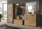 Moderne Sitzbank aus Holz in einem stilvollen Flur, frontal betrachtet, mit Spiegel, Garderobe und Kommode.