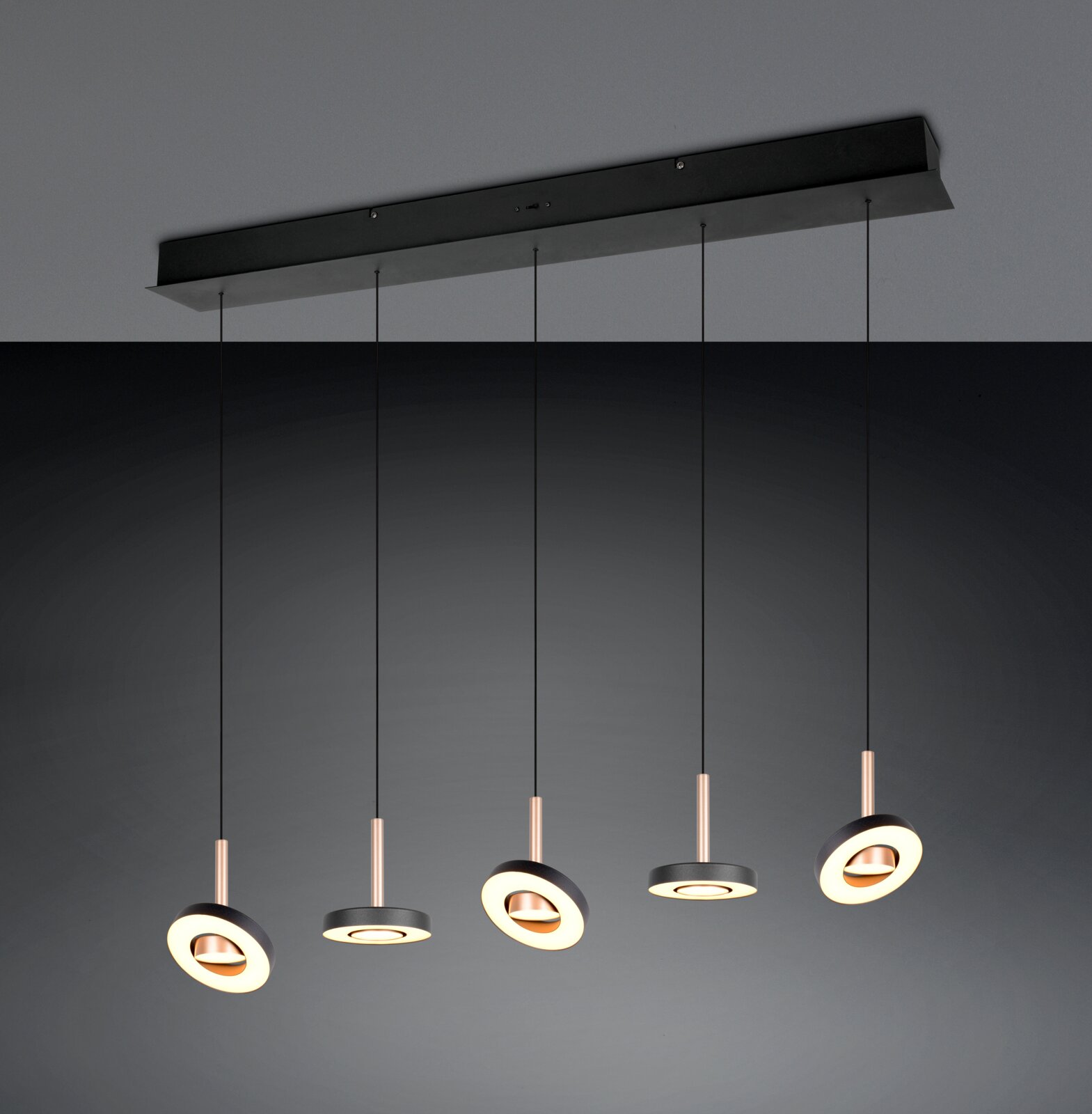 TRIO SELECT LED-Hängeleuchte GUANO Moderne 5-flammige LED-Pendelleuchte mit schwarzer Deckenleiste, langen Kabeln und ringförmigen Leuchtenköpfen in Schwarz/Kupfer, warme Lichtfarbe; Ansicht leicht von unten (Untersicht)