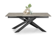 Moderner Esstisch mit grauer Tischplatte und schwarzem, gekreuztem Metallgestell, seitliche Perspektive