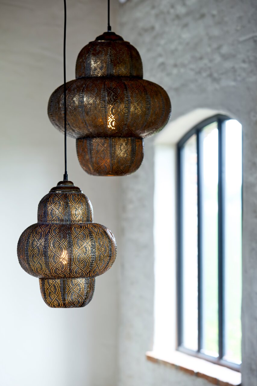 Zwei orientalische Hängeleuchten aus Metall mit filigranem Muster, seitliche Perspektive, im Hintergrund ein Fenster.
