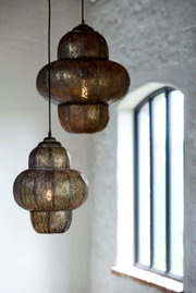 Zwei orientalische Hängeleuchten aus Metall mit filigranem Muster, seitliche Perspektive, im Hintergrund ein Fenster.