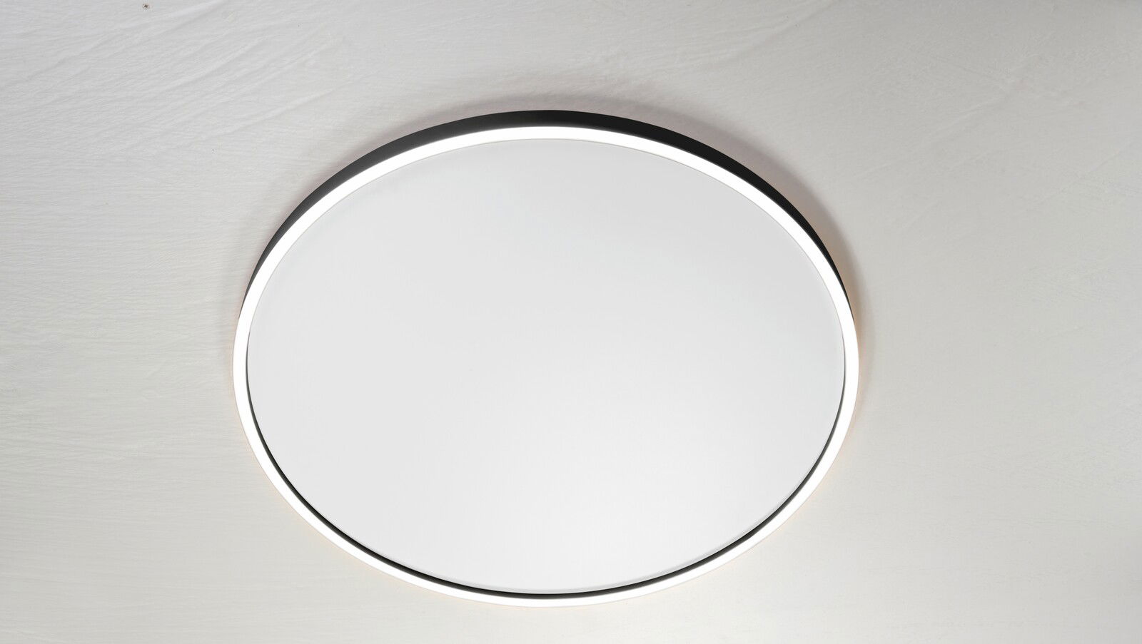 Bopp Deckenleuchte AURA Runde Deckenleuchte AURA mit schlichtem Design, von unten betrachtet.