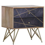 Nachtkommode mit zwei Schubladen, geometrischem Design auf der Vorderseite und goldenen Metallbeinen, seitliche Perspektive