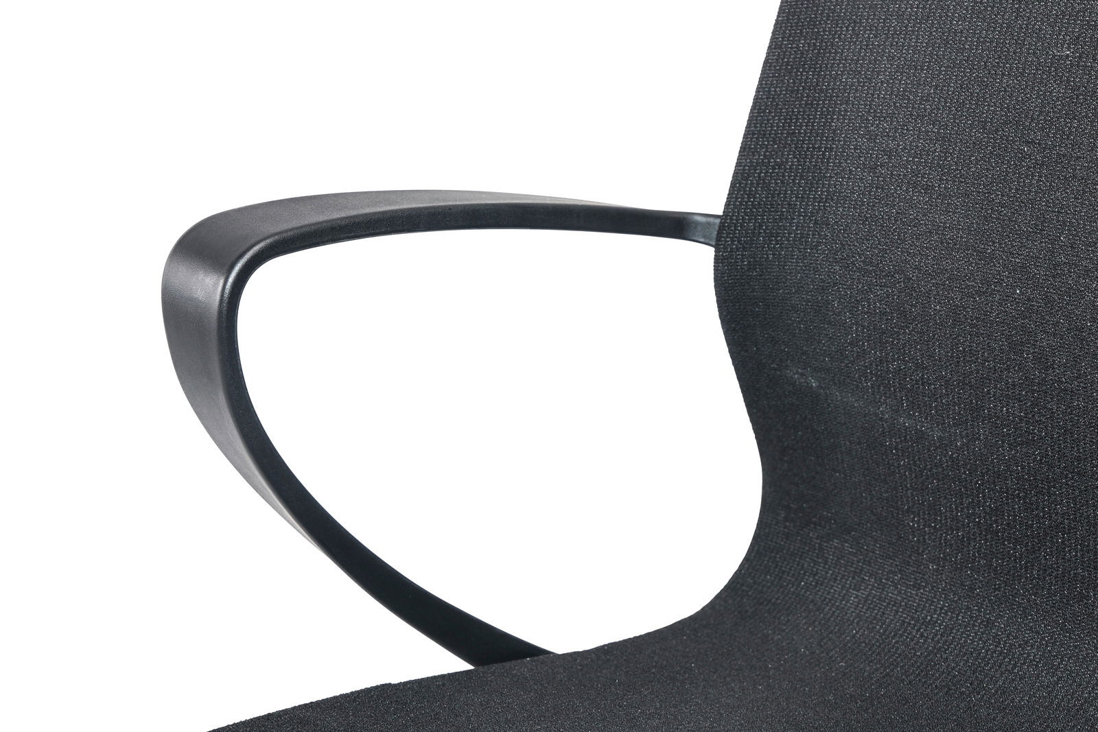 Nahaufnahme eines schwarzen Drehstuhls mit Armlehne, seitliche Perspektive