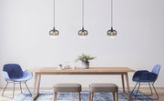 Drei Hängeleuchten MAXY in einem modernen Esszimmer, frontal betrachtet.