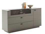 Modernes Sideboard LÜTTICH in Beige mit Glasvitrine, dekoriert mit Skulptur und Schalen, seitliche Perspektive