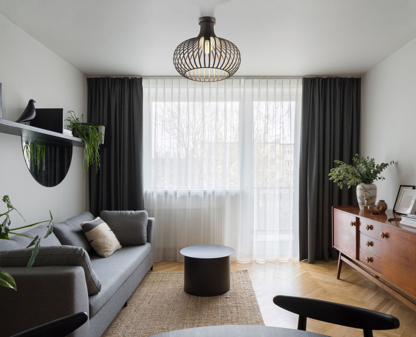 Moderne Deckenleuchte in einem stilvoll eingerichteten Wohnzimmer, Perspektive von unten.