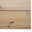 Nahaufnahme eines Holz-Sideboards mit natürlicher Maserung und Astlöchern, von vorne betrachtet.
