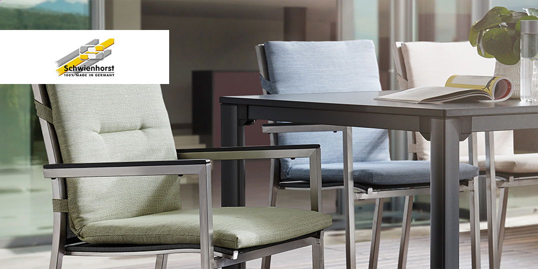 Schwienhorst-Logo links, Gartenmöbel mit bunten Polstern auf Terrasse.