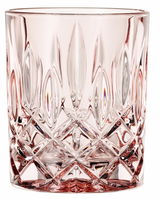 Rosa Whiskybecher mit facettiertem Design, seitliche Perspektive