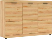 Helle Holz-Kommode mit drei Türen und schwarzen Griffleisten, in leichter Schrägansicht von vorn auf weißem Hintergrund
