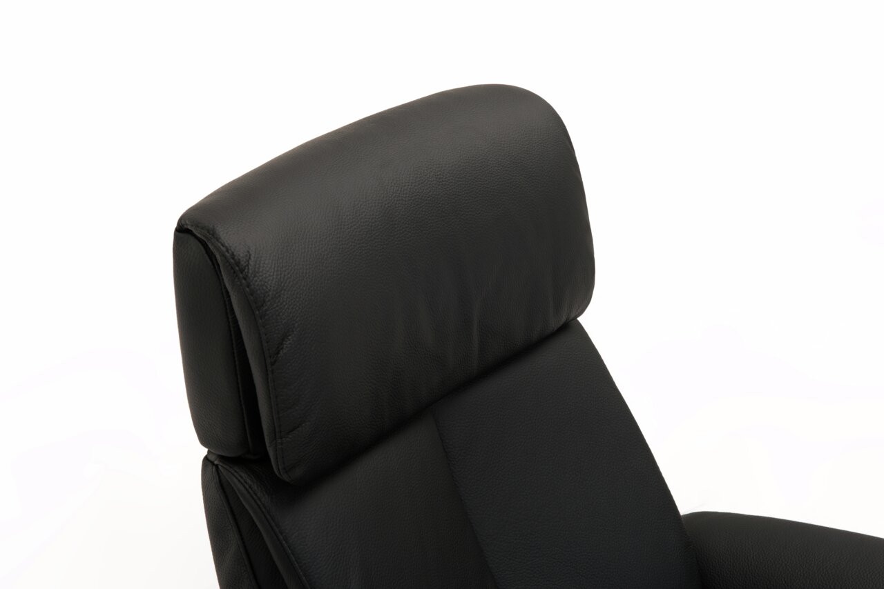 Nahaufnahme eines schwarzen Relaxsessels aus Leder, Fokus auf die Kopfstütze, seitliche Perspektive