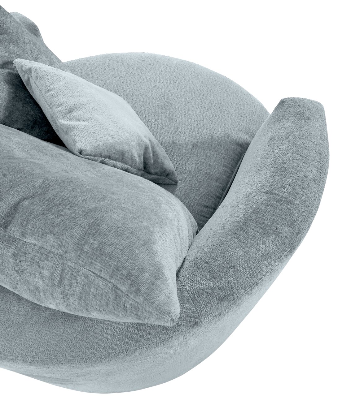 Gemütlicher Sessel in hellgrauem Stoff mit weichen Kissen, seitliche Perspektive