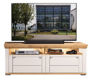 TV-Lowboard aus Holz mit weißem Korpus und zwei Schubladen, darauf ein großer Flachbildfernseher. Frontale Perspektive.