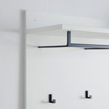 Garderobenpaneel in seitlicher Perspektive mit weißem Regalbrett und schwarzen Haken.