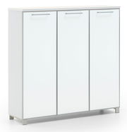 Moderner XL-Schuhschrank mit drei Türen in Weiß, seitliche Perspektive