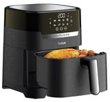 Heißluftfritteuse EasyFry & Grill von Tefal mit geöffneter Schublade und gebratenem Hähnchen, seitliche Perspektive