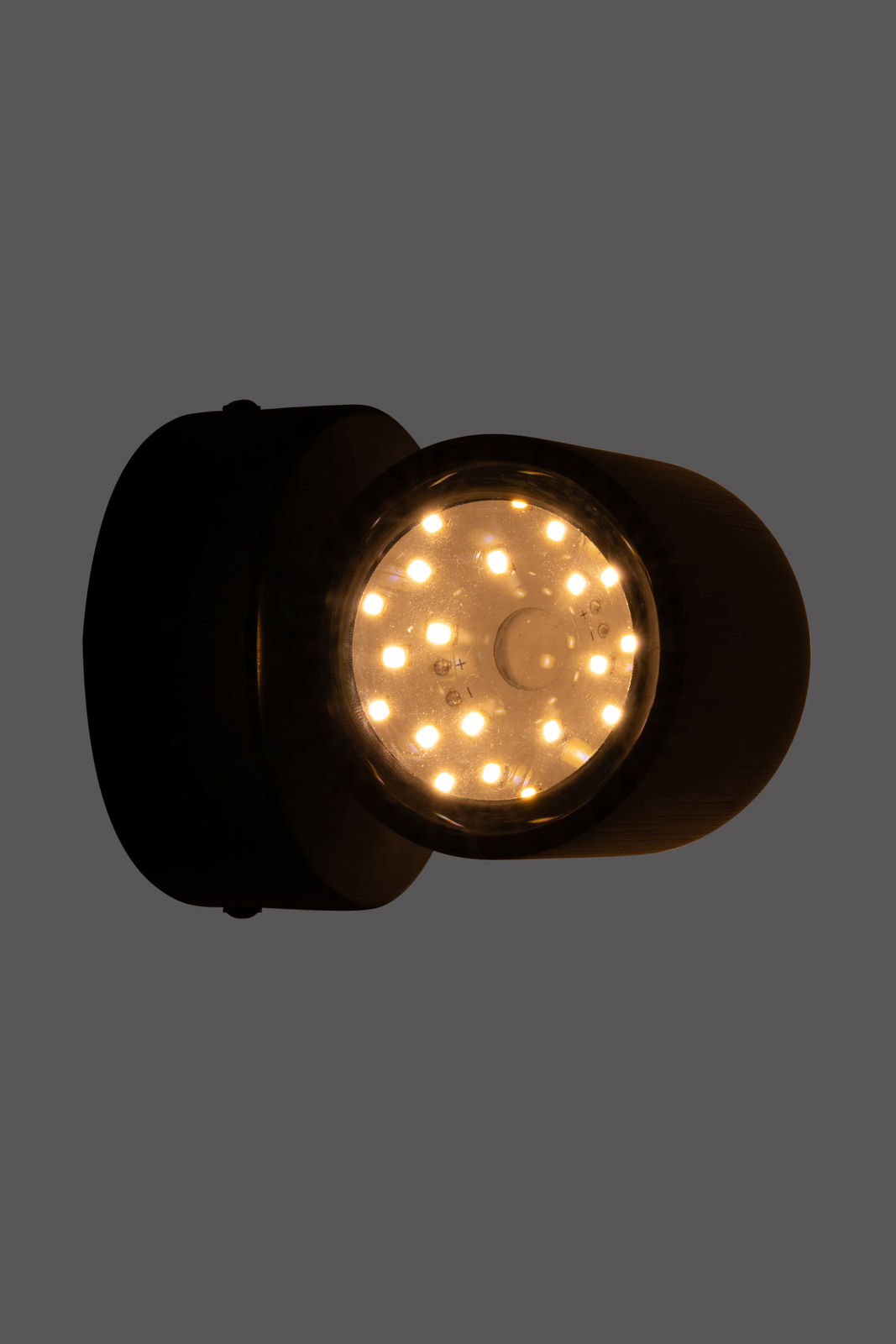 LED-Wandleuchte mit warmem Licht, seitliche Perspektive