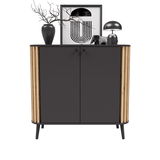 Moderne Kommode in dunklem Design mit Holzdetails an den Seiten, dekoriert mit einer Vase, einem Bild und einer Lampe, frontal betrachtet.