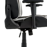 Seitliche Nahaufnahme eines Gaming Stuhls mit Armlehne und verstellbarem Mechanismus